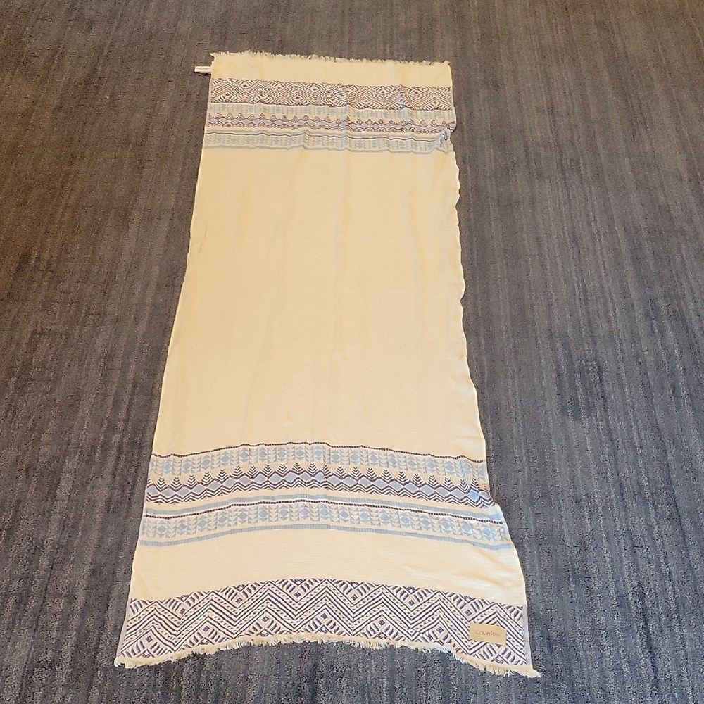 Calvin Klein White and Blue Geometric Scarf With Gold Metallic